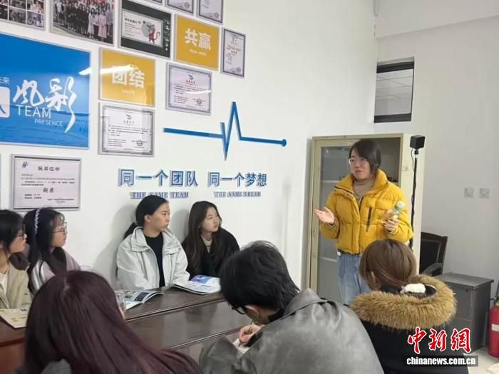 图为西安科技大学学生团队正在沟通企业宣传方案。西安科技大学供图 图为西安科技大学学生团队正在沟通企业宣传方案。西安科技大学供图