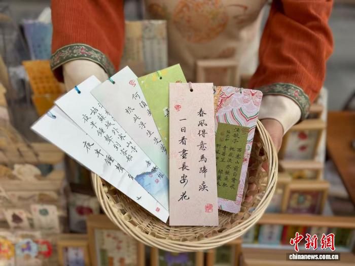 ͼΪ������������ʫ��ǩ�� ��Ӣ�� ��