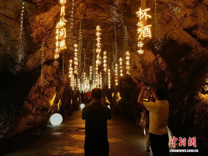 ͼΪ�����������ܶ���չʾ��ʫ�ʣ������������ա� ���� ��