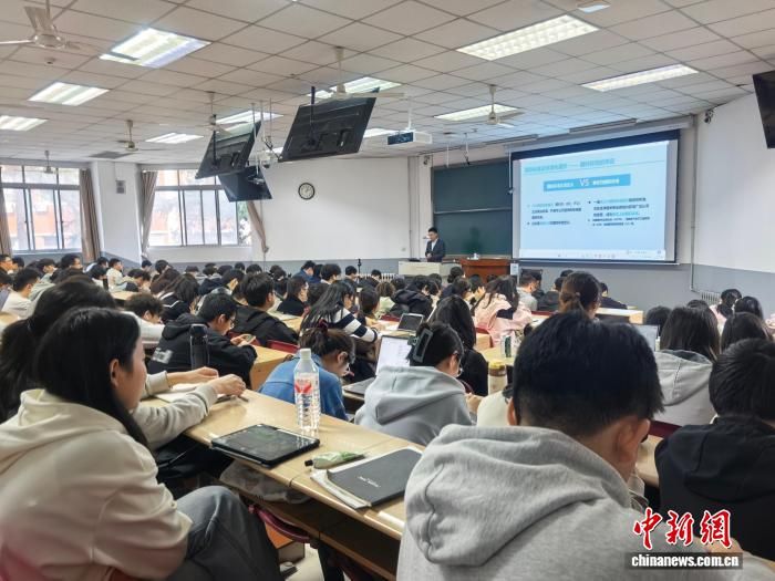 图为《新一代信息通信技术标准化》课程现场。西安电子科技大学供图 图为《新一代信息通信技术标准化》课程现场。西安电子科技大学供图