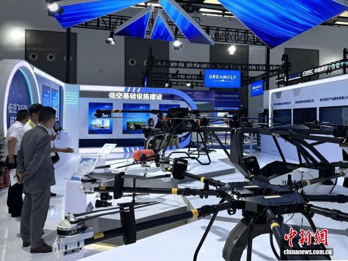 ͼΪ�������ٰ�ĵھŽ�˿�����ϵͿվ���չƷ�ḻ�� ��Ӣ�� ��