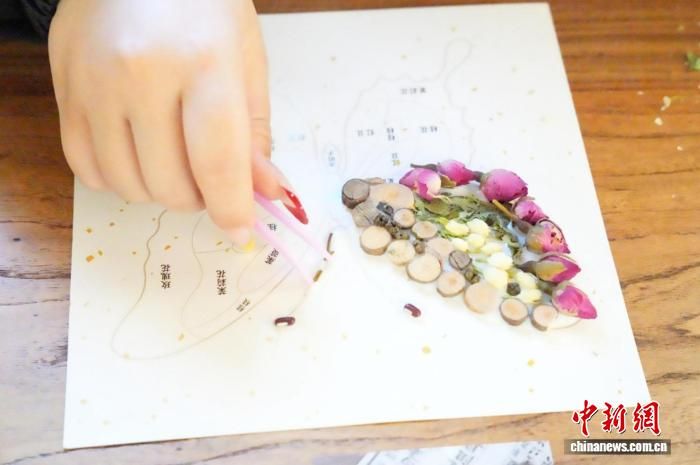 ͼΪ�οͳ�����ɹ�ɵĻ��ꡢ�춹����Ҷ�Ȳ���ƴ����ջ������� ��