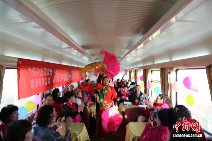 图为专列上的秧歌表演。刘涛 摄 图为专列上的秧歌表演。刘涛 摄