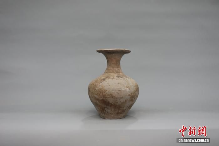 图为西安三九遗址北魏墓出土的陶壶。陕西省考古研究院供图 图为西安三九遗址北魏墓出土的陶壶。陕西省考古研究院供图