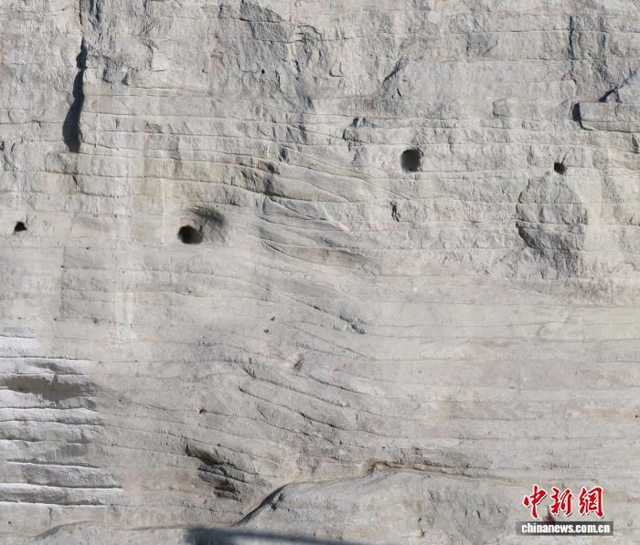 图为南门瓮城西墙外立面的叠夯现象。(资料图,陕西省考古研究院供图) 图为南门瓮城西墙外立面的叠夯现象。(资料图,陕西省考古研究院供图)