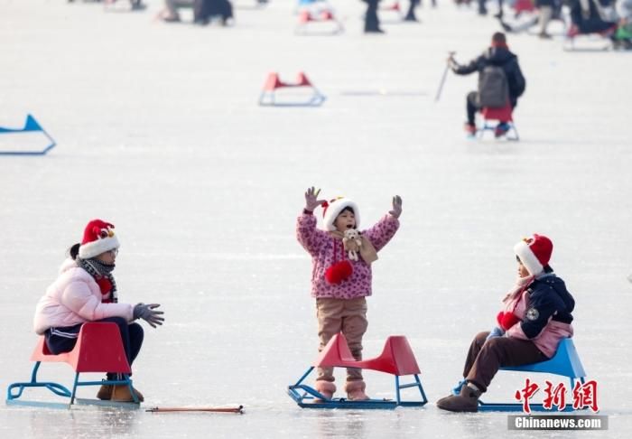 资料图:大寒节气,民众在北京颐和园感受冰上乐趣。中新社记者 张宇 摄 资料图:大寒节气,民众在北京颐和园感受冰上乐趣。中新社记者 张宇 摄