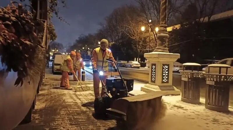 �賿4ʱ���������˾Ϳ�ʼ����·���ѩ��