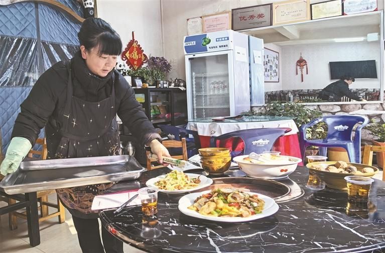 一月七日,龚凤在二嫂农家菜店内忙活。 秦骥 摄 一月七日,龚凤在二嫂农家菜店内忙活。 秦骥 摄