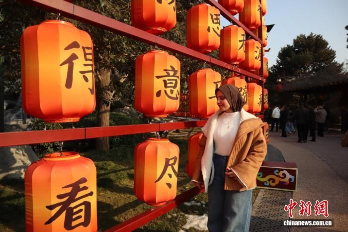 1月22日,埃及青年洛冰在西安大唐芙蓉园赏灯。 李一璠 摄 1月22日,埃及青年洛冰在西安大唐芙蓉园赏灯。 李一璠 摄