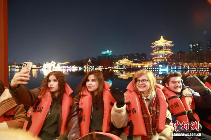 1月22日,外籍友人在西安大唐芙蓉园乘船赏灯。 谢伟 摄 1月22日,外籍友人在西安大唐芙蓉园乘船赏灯。 谢伟 摄