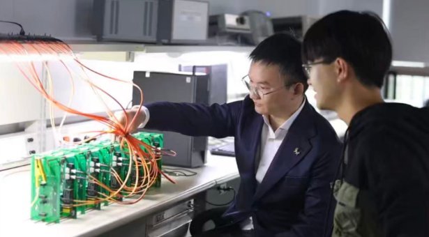 ������(��)���Ŷӳ�Ա�ڹ����С�