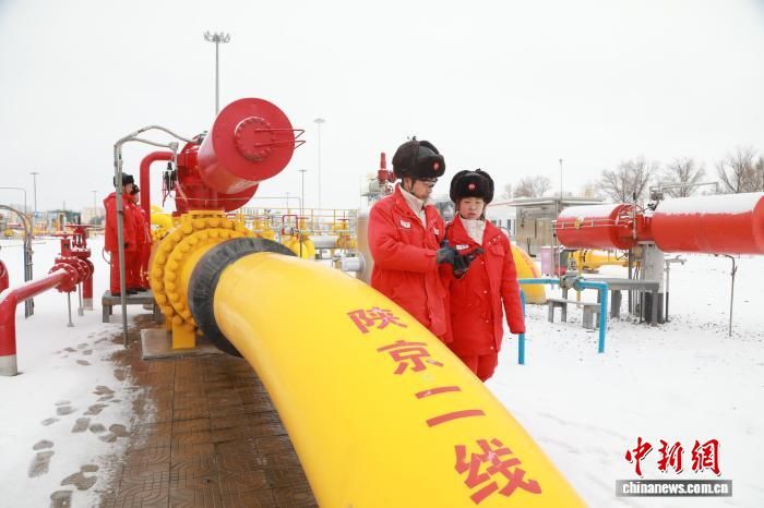 һ�߲���Ա�����ڶ��¾����߽���Ѳ�죬ȷ������������������ȫ������ȫ�ȶ��������� ��