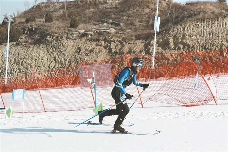 一月二十六日,陕西省第一届冬季运动会“陕煤集团杯”(青少年组)滑雪登山项目短距离赛在神木市碧麟湾滑雪场鸣枪开赛。 苏欣雨 摄 一月二十六日,陕西省第一届冬季运动会“陕煤集团杯”(青少年组)滑雪登山项目短距离赛在神木市碧麟湾滑雪场鸣枪开赛。 苏欣雨 摄