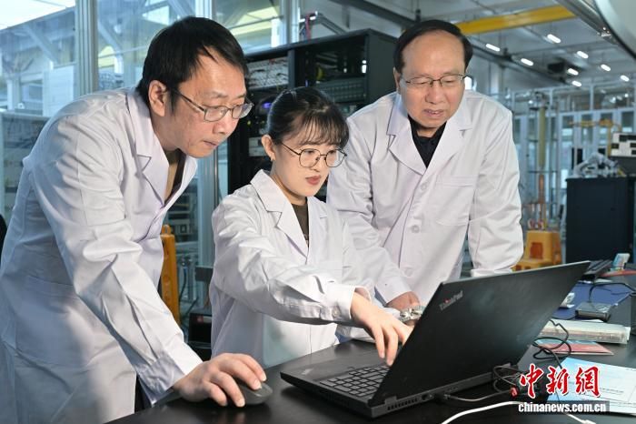 �ý����о�Ա(��)���������ȸ��ܹ���ʦ(��)����ڸ��о�Ա�������ݡ������Ŷ� ��ͼ