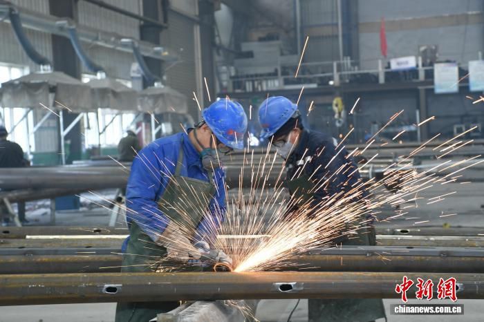 ͼΪ�����ڹ�����Ա�ڴ�ĥ�Ƹˡ� ��Զ ��