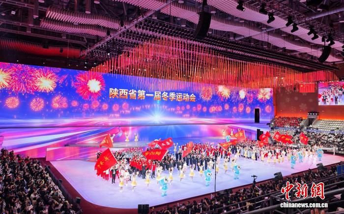2月6日晚,陕西省第一届冬季运动会开幕式在榆林举行。 党田野 摄 2月6日晚,陕西省第一届冬季运动会开幕式在榆林举行。 党田野 摄