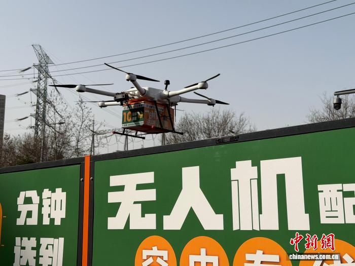 2月10日,西安市西部欣桥农产品物流中心内,无人机配送生鲜。 李一璠 摄 2月10日,西安市西部欣桥农产品物流中心内,无人机配送生鲜。 李一璠 摄
