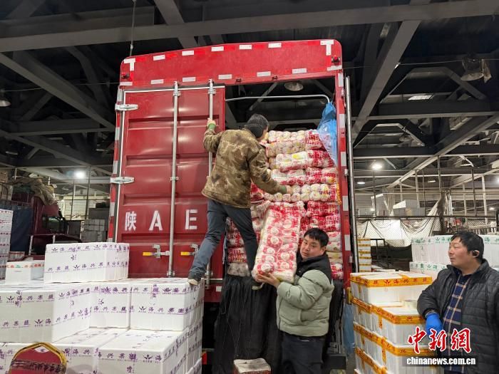 2月10日,菜商正在整理货物。 李一璠 摄 2月10日,菜商正在整理货物。 李一璠 摄
