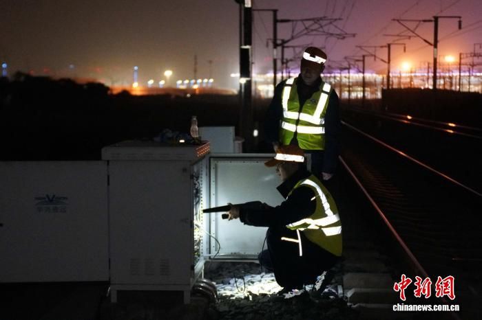 ͼΪ��������ͬ�����ڽ����豸���ԡ� ���ĺ� ��