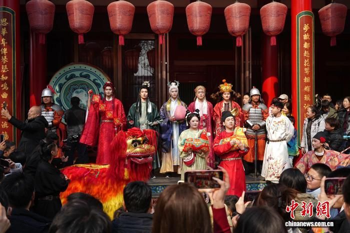 ͼΪ�����ڴ����ڼ��ӭ����ʽ������ʮ��ʱ��������� ��ͼ