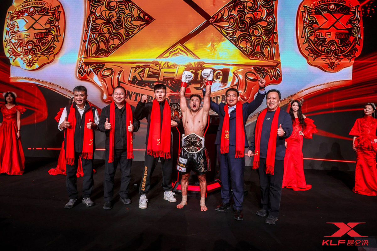 萨力曼领取金腰带。图片来源:主办方供图 萨力曼领取金腰带。图片来源:主办方供图