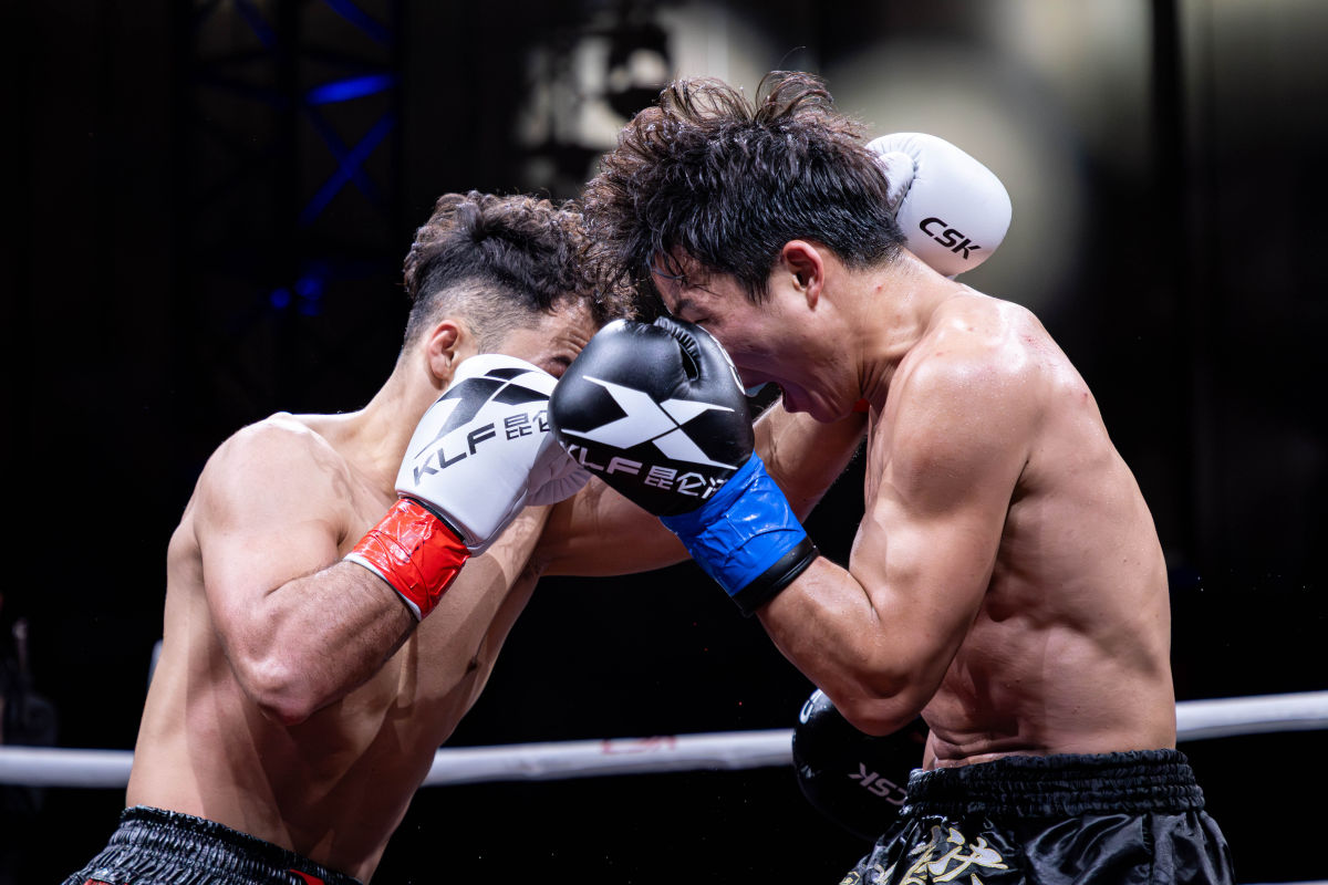 两位选手在决赛中。中新网记者 刘星晨 摄 两位选手在决赛中。中新网记者 刘星晨 摄