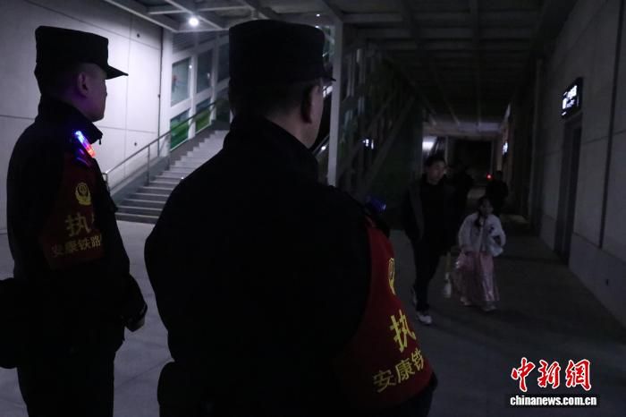 ���ᱣ����ͽ�ܹ������ڳ�վ�ڻ����ÿͰ�ȫ��վ������ ��