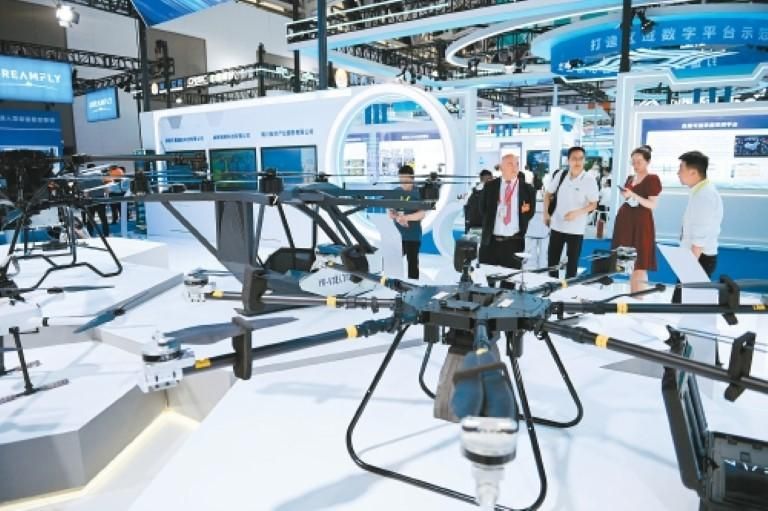 在第九届丝绸之路国际博览会暨中国东西部合作与投资贸易洽谈会低空经济展上,参观者了解各类飞行器。(资料图片) 在第九届丝绸之路国际博览会暨中国东西部合作与投资贸易洽谈会低空经济展上,参观者了解各类飞行器。(资料图片)