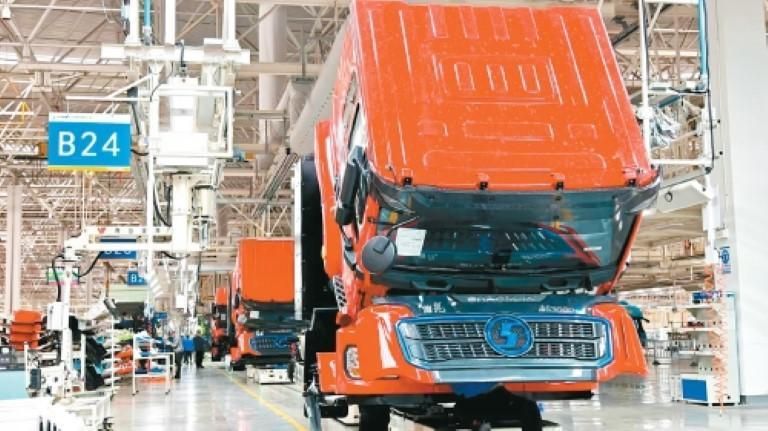 正在作业中的陕汽生产线。(资料图片) 正在作业中的陕汽生产线。(资料图片)