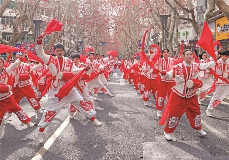 2��27�գ������о������Ѳ�Ρ�20��֧�����ǧ����������ͨ��������ʨ���������Ƶ���ɫ���׸�չ���Ϊ�οʹ���һ���Ļ�ʢ�硣ͼΪ���ı����ֳ��� �������� ��������