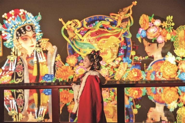 2月15日,游客在大唐芙蓉园与灯组合影(资料照片)。 受访单位供图 2月15日,游客在大唐芙蓉园与灯组合影(资料照片)。 受访单位供图