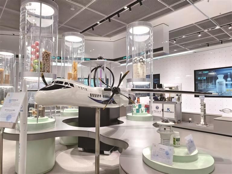 ���š�����ĸ�Ĳ������Խ��Խ��Ƽ��ɹ���ʵ��������Ӧ�á�ͼΪ�ش�ԭչ��չ���ĸ�У�Ƽ��ɹ�ת����Ʒ(������Ƭ)��