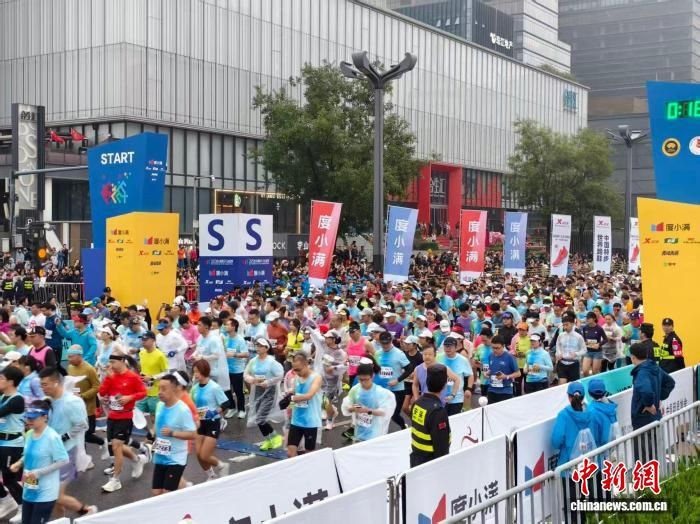 图为2025西安马拉松赛现场。杨英琦 摄 图为2025西安马拉松赛现场。杨英琦 摄