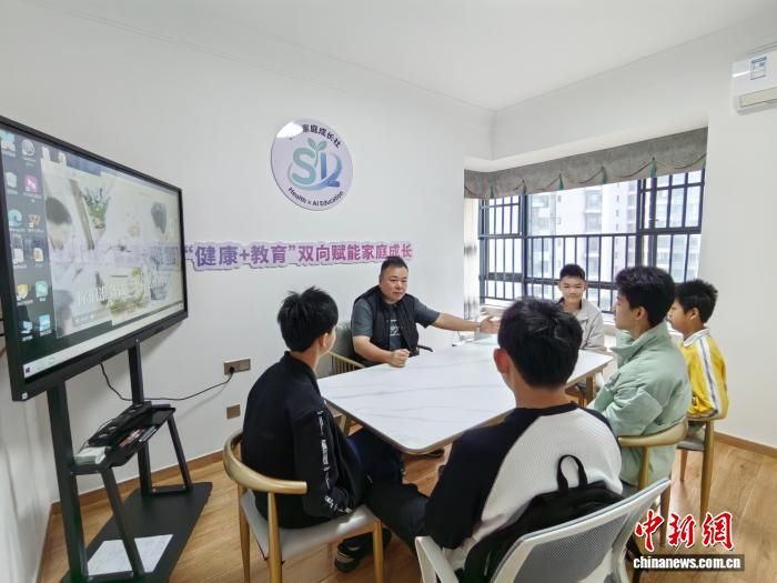 图为台胞李永星在寒假期间给学生做创业实践指导。受访者供图 图为台胞李永星在寒假期间给学生做创业实践指导。受访者供图