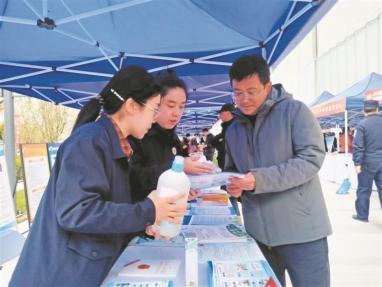 3月15日,在“3·15国际消费者权益日”专题宣传活动现场,工作人员为群众介绍生活用品选购方法。 3月15日,在“3·15国际消费者权益日”专题宣传活动现场,工作人员为群众介绍生活用品选购方法。