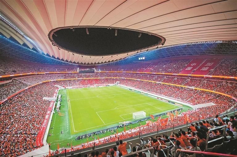 数万名球迷在西安国际足球中心为中国队呐喊助威(资料照片)。 数万名球迷在西安国际足球中心为中国队呐喊助威(资料照片)。