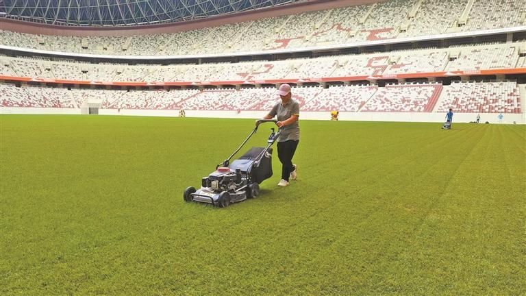 西安国际足球中心的草皮养护人员在进行场地维护(资料照片)。 西安国际足球中心的草皮养护人员在进行场地维护(资料照片)。