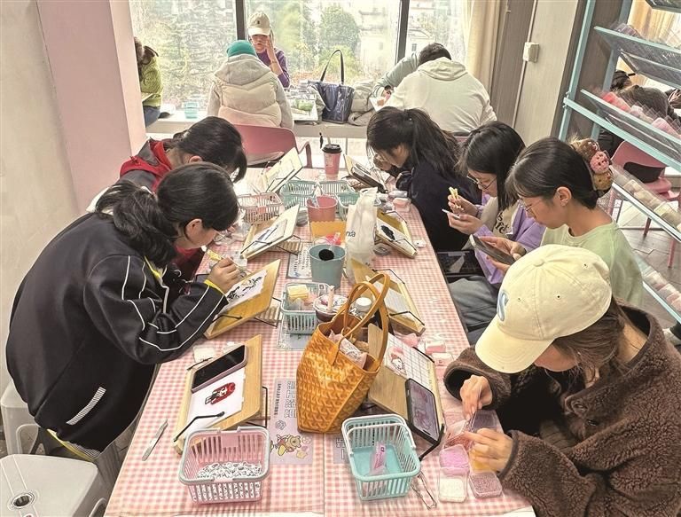 3��6�գ��������ڻ�����ʹ㳡һ�ŵ�����ƴ��(������Ƭ)��