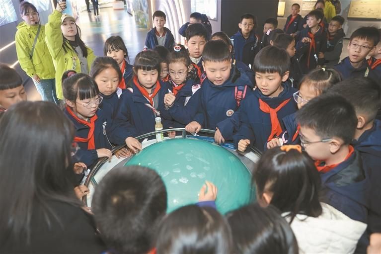 3��23�գ������С�3��23���������ա��ߡ��Ƽ�֮�����������������ա�������ջ��������屹��ʸۡ������ơ����С�ͼΪ����������ѧ����ѧУ��ѧ��������������Ƽ����չ�ѧϰ����֪ʶ��