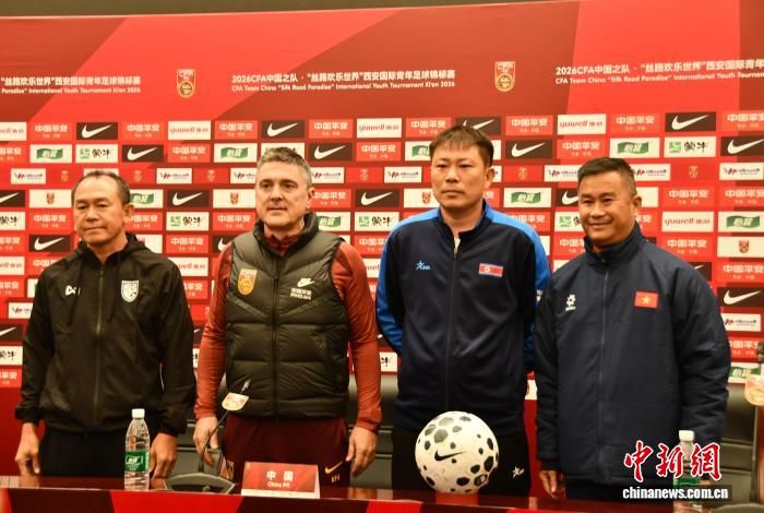 西安国际青年足球锦标赛将于25日至31日在西安举行。图为中国U23男足主帅安东尼奥(左二)与其余三支队伍主教练共同亮相赛前新闻发布会。 张一辰 摄 西安国际青年足球锦标赛将于25日至31日在西安举行。图为中国U23男足主帅安东尼奥(左二)与其余三支队伍主教练共同亮相赛前新闻发布会。 张一辰 摄