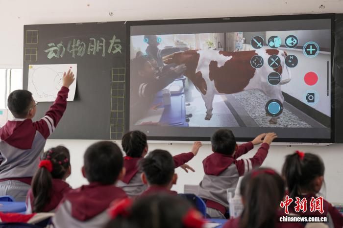 学生在美术课堂通过AR技术“近距离”观察动物形态。 于琨 摄 学生在美术课堂通过AR技术“近距离”观察动物形态。 于琨 摄