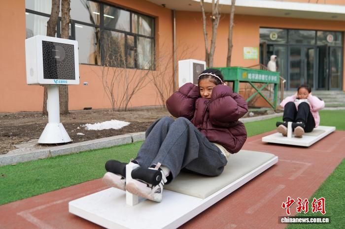 学生运用智慧体育设备进行仰卧起坐。 赵宇航 摄 学生运用智慧体育设备进行仰卧起坐。 赵宇航 摄