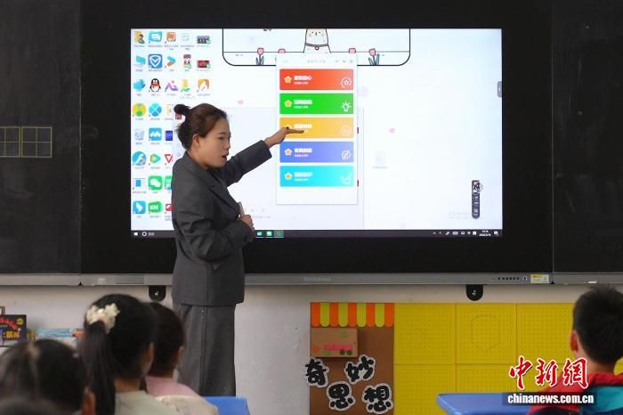 教师介绍“五育多维综合素质评价小程序”。 赵宇航 摄 教师介绍“五育多维综合素质评价小程序”。 赵宇航 摄
