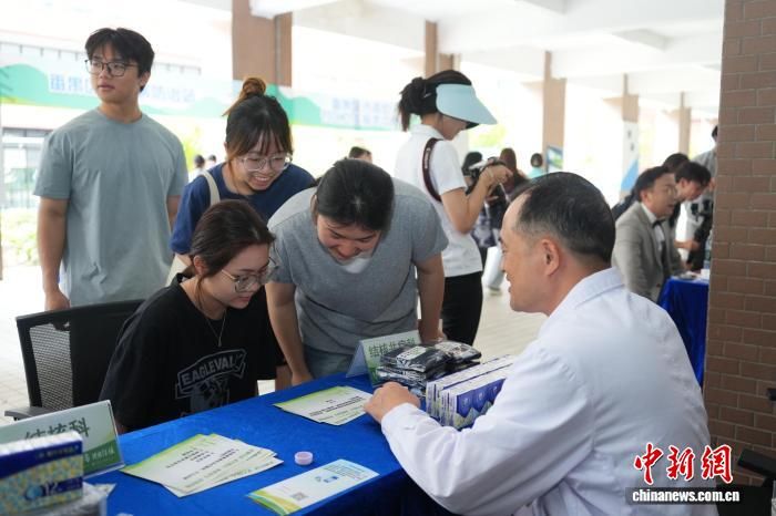 校园师生们学习结核病防控知识。广州市胸科医院 供图 校园师生们学习结核病防控知识。广州市胸科医院 供图