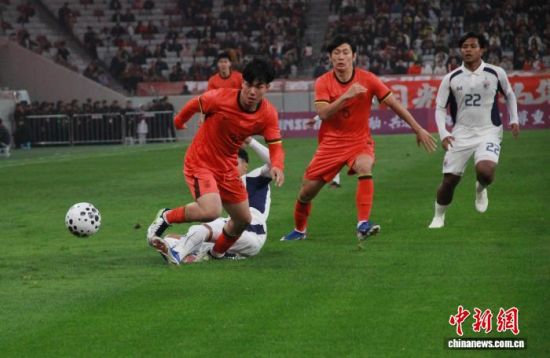 西安国际青年足球锦标赛25日拉开帷幕,中国队首战迎战泰国队。图为中国队32号球员王博豪(左一)与泰国队球员进行拼抢。 中新社记者 张一辰 摄 西安国际青年足球锦标赛25日拉开帷幕,中国队首战迎战泰国队。图为中国队32号球员王博豪(左一)与泰国队球员进行拼抢。 中新社记者 张一辰 摄