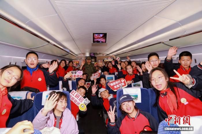 图为孩子们在车上合影。王振男 摄 图为孩子们在车上合影。王振男 摄