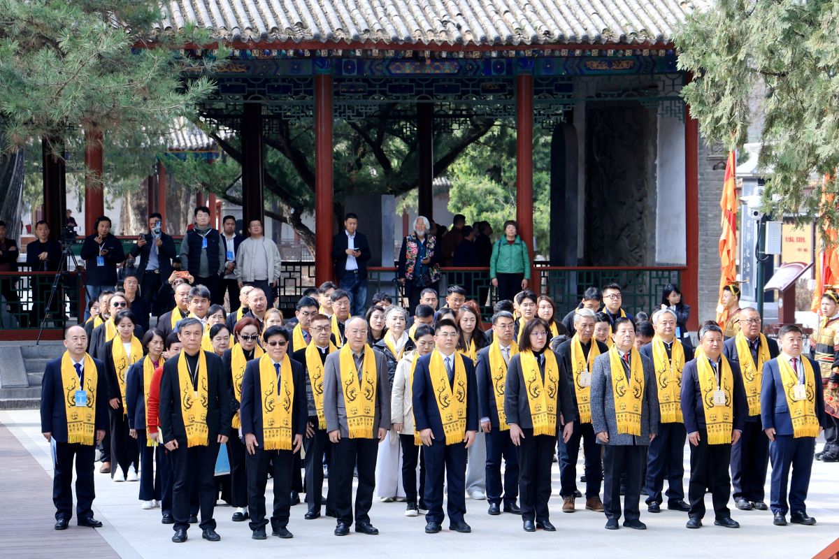 图为祭拜活动现场。 图为祭拜活动现场。