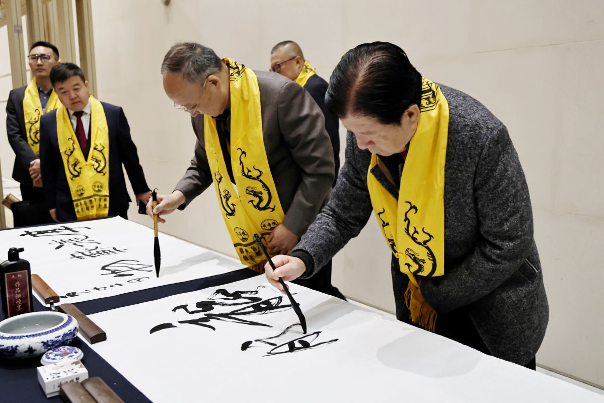 图为活动嘉宾现场创作书法。 图为活动嘉宾现场创作书法。