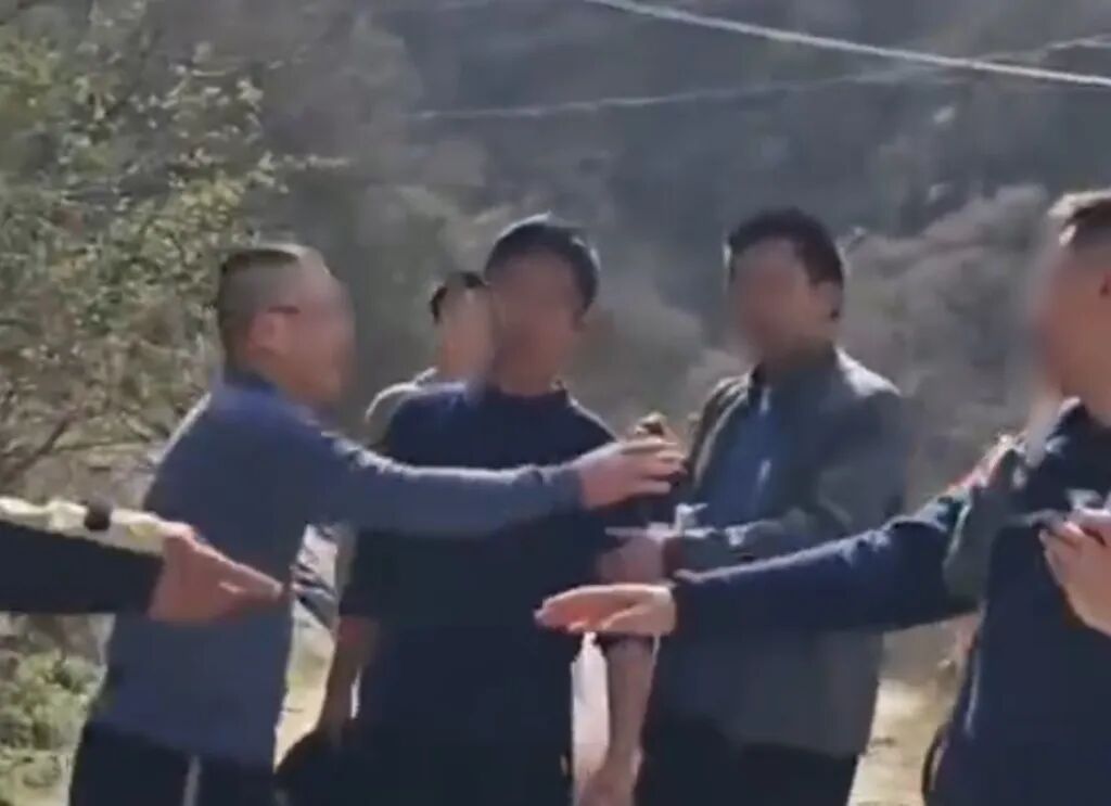 �������������ο���־Ը�����ͻ�����۾��硱���������߾��ǹ�ְ��Ա��ͼΪ·��Ȱ����Ƶ��ͼ