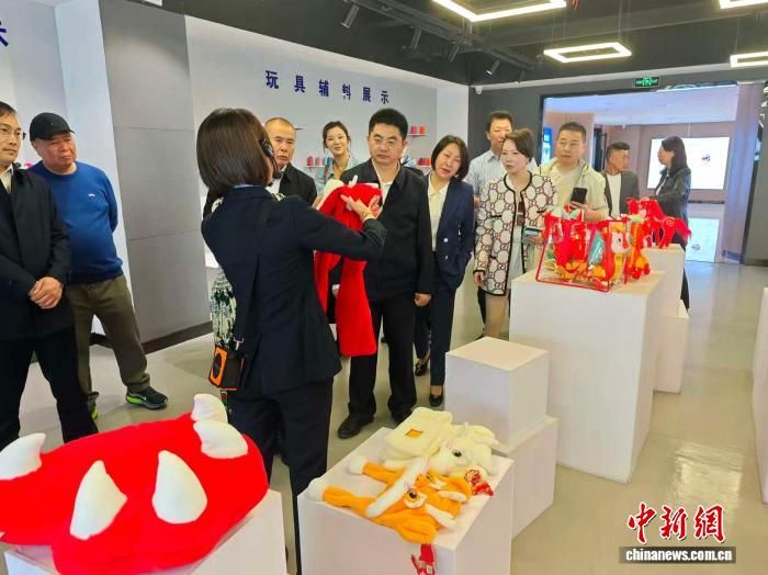 图为海外侨领考察安康毛绒玩具产业发展情况。阿琳娜 摄 图为海外侨领考察安康毛绒玩具产业发展情况。阿琳娜 摄